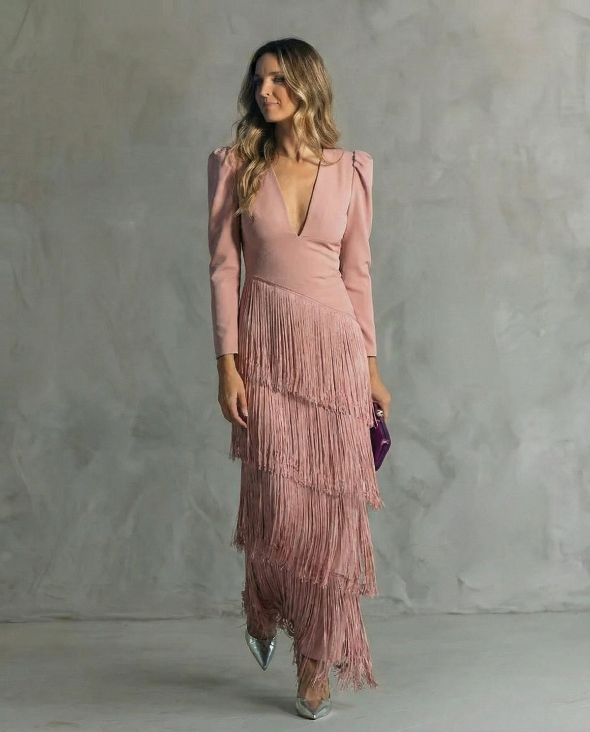 Klara | Elegancka sukienka z frędzlami przy rękawach