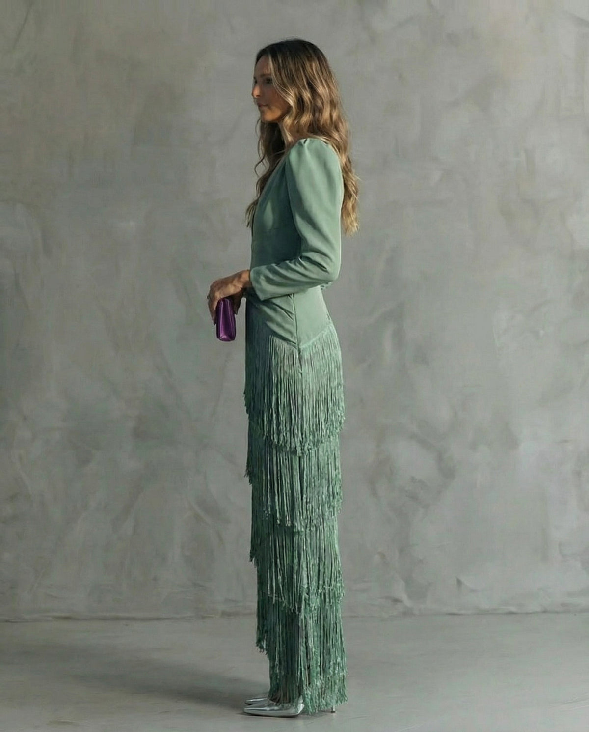 Klara | Elegancka sukienka z frędzlami przy rękawach